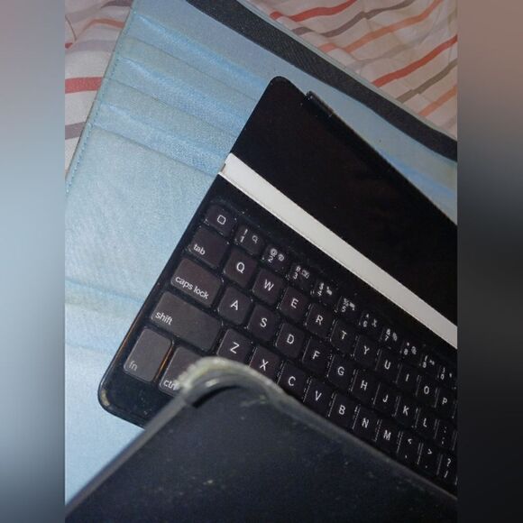 Logitech I-Pad Keyboard - Picture 9 of 11